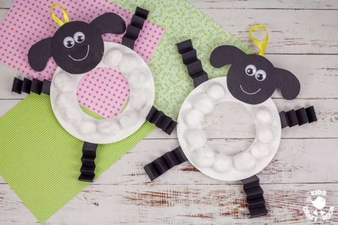 lamb wreath made with paper plates and construction paper